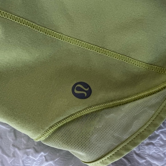 Light green/yellow lululemon hotty hot shorts Size 4 2.5 inch - Picture 3 of 4
